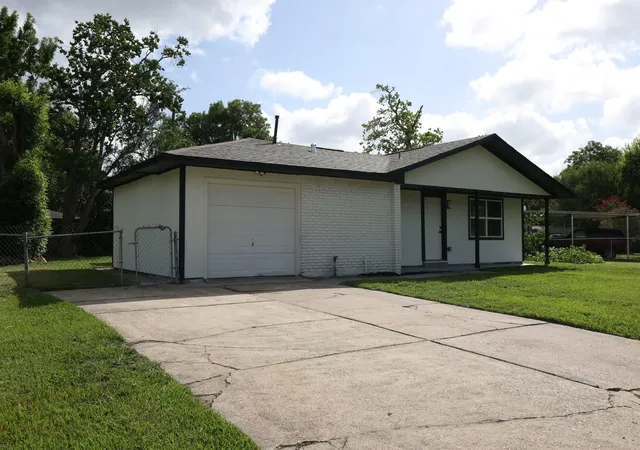 2nd image of 9015 Vinearbor St, Houston, TX 77033 | MLS# 33479859