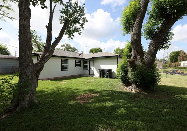 3rd image of 9015 Vinearbor St, Houston, TX 77033 | MLS# 33479859