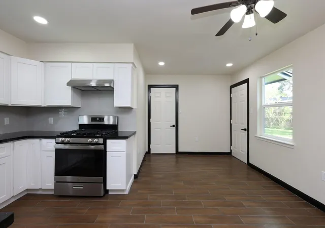 4th image of 9015 Vinearbor St, Houston, TX 77033 | MLS# 33479859
