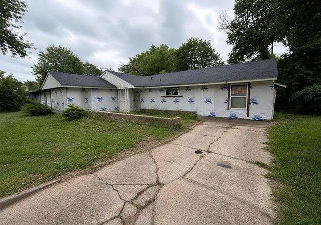 Photo 2 of Single family home for sale at 5822 Lyndhurst Dr, Houston, TX 77033 | MLS# 64974909 | Listing updated on 2026-06-27