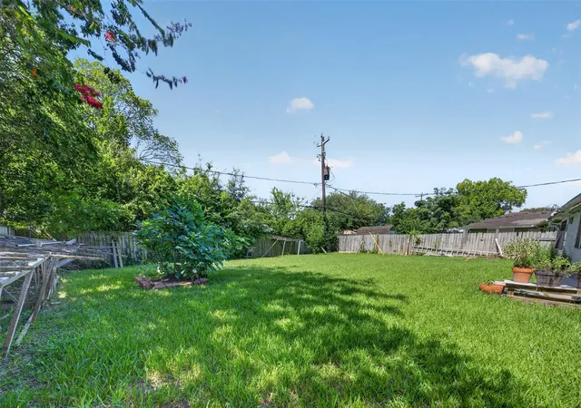 36th image of 6705 Roos Rd, Houston, TX 77074 | MLS# 70871145