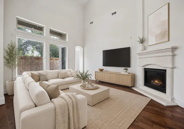 Photo 3 of Sale Pending at 1607 Pinot Cir, Houston, TX 77055 | MLS# 3831650 | Listing updated on 2026-10-08