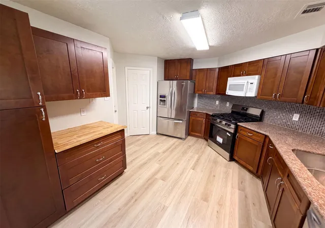 2nd image of 318 Floravista Dr, Webster, TX 77598 | MLS# 86146704