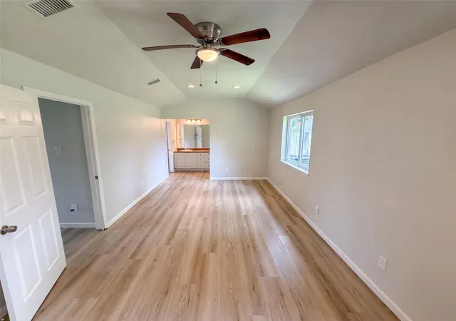 4th image of 318 Floravista Dr, Webster, TX 77598 | MLS# 86146704