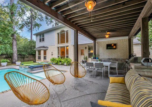 Photo 2 of Single family home for sale at 2 Glistening Pond Pl, The Woodlands, TX 77382 | MLS# 78422729 | Listing updated on 2026-09-05