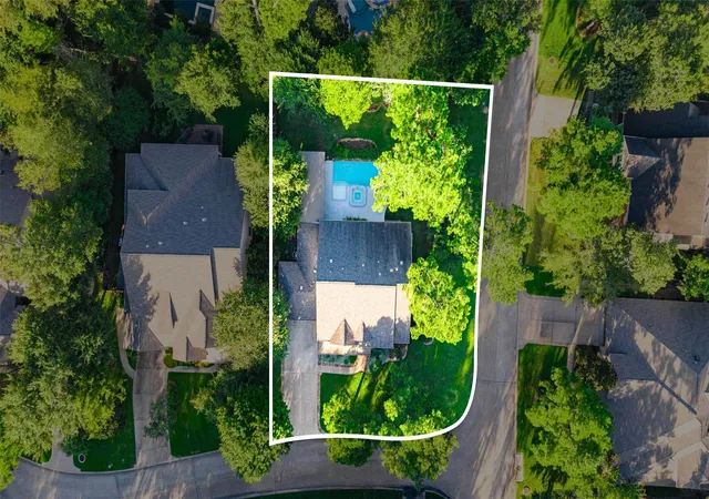 Photo 31 of Single family home for sale at 2 Glistening Pond Pl, The Woodlands, TX 77382 | MLS# 78422729 | Listing updated on 2026-09-05