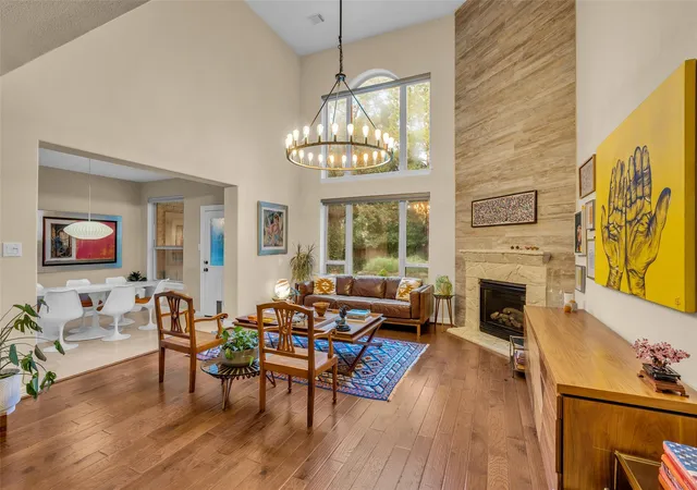Photo 2 of Single family home for sale at 2 Glistening Pond Pl, The Woodlands, TX 77382 | MLS# 78422729 | Listing updated on 2026-09-05