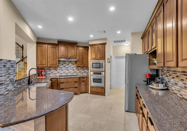 Photo 3 of Single family home for sale at 2 Glistening Pond Pl, The Woodlands, TX 77382 | MLS# 78422729 | Listing updated on 2026-09-05