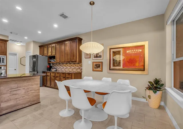 Photo 4 of Single family home for sale at 2 Glistening Pond Pl, The Woodlands, TX 77382 | MLS# 78422729 | Listing updated on 2026-09-05