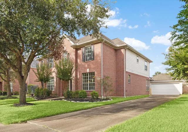 Photo 2 of Single family home for sale at 1818 Cross Spring Dr, Sugar Land, TX 77479 | MLS# 74708766 | Listing updated on 2026-08-08