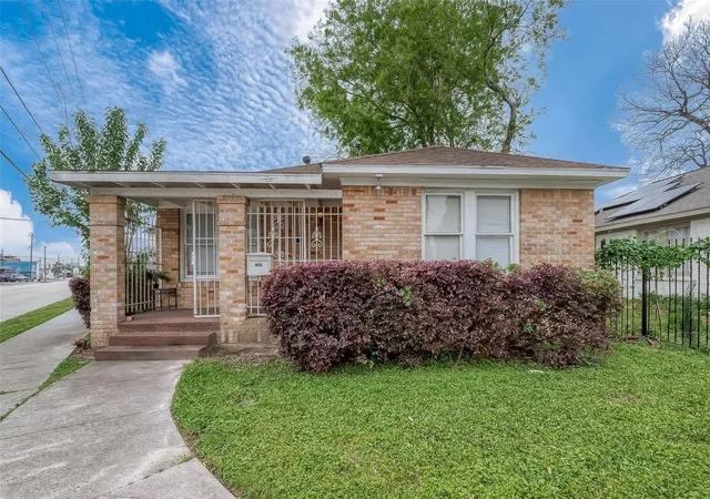 1st image of 5009 N Main St, Houston, TX 77009 | MLS# 76488307