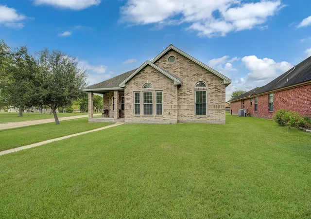Photo 3 of Sale Pending at 131 Silverbell Cir, Lake Jackson, TX 77566 | MLS# 42816519 | Listing updated on 2026-09-13