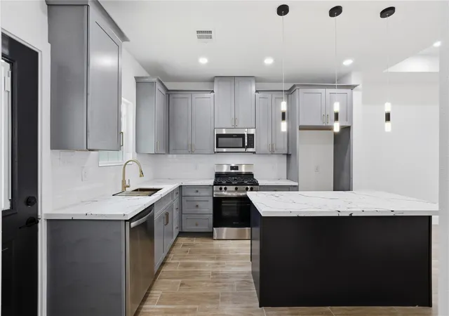 4th image of 5515 Elm Springs Dr, Houston, TX 77048 | MLS# 77429999