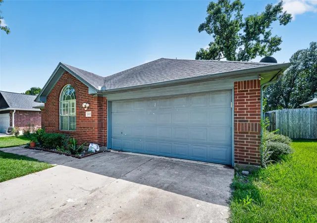 Photo 3 of Single family home for sale at 3002 Overland Trl, Dickinson, TX 77539 | MLS# 95674522 | Listing updated on 2026-09-11