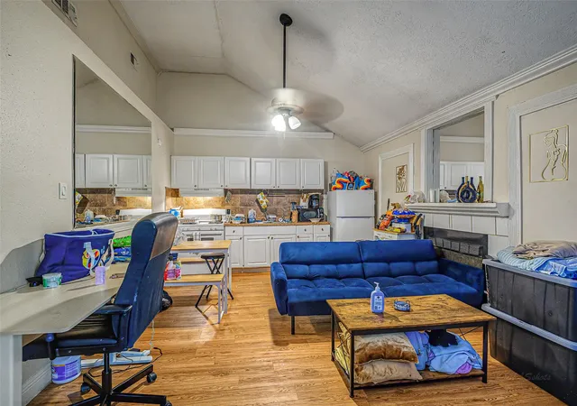 Listing Photo 5 - Condo for sale in building located at 15102 Treaty Oaks St, Houston, TX 77053