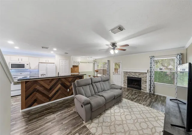 4th image of 38 Wineberry Pl, The Woodlands, TX 77382 | MLS# 59416041