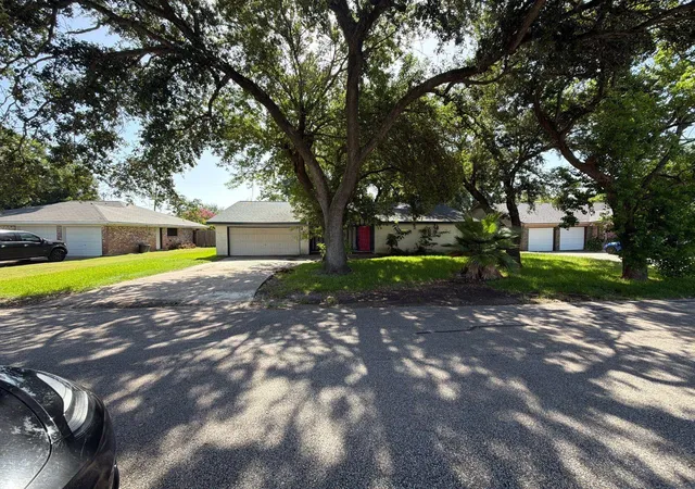 2nd image of 3911 Dolphin Ln, La Porte, TX 77571 | MLS# 5289613