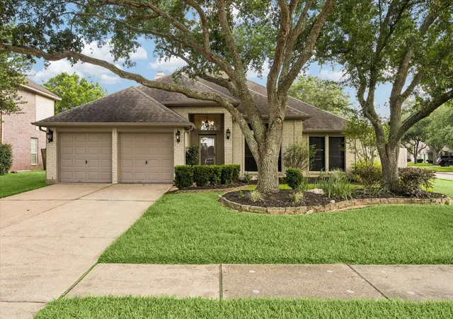 Homes for sale in League City, TX | 140 Greenridge Cir, League City, TX 77573 | MLS# 84457346
