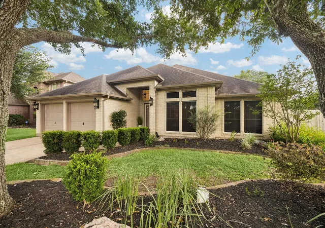 Homes for sale in League City, TX | 140 Greenridge Cir, League City, TX 77573 | MLS# 84457346