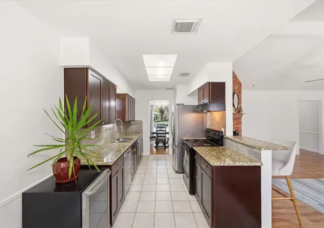 3rd image of 9231 Tooley Dr, Houston, TX 77031 | MLS# 71311396