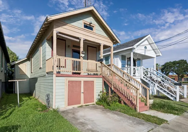 2nd image of 910 32nd St, Galveston, TX 77550 | MLS# 40013021