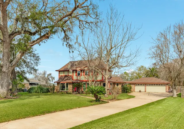 Homes for sale in Lake Jackson, TX | 304 Arrowwood St, Lake Jackson, TX 77566 | MLS# 5419318