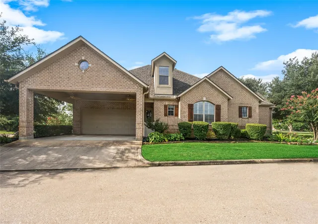 Photo 2 of Sale Pending at 166 Hillsborough Dr W, Montgomery, TX 77356 | MLS# 24799403 | Listing updated on 2026-09-12