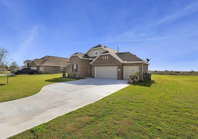 Photo 4 of Single family home for sale at 406 Cane Xing Lake Dr, Sealy, TX 77474 | MLS# 25481196 | Listing updated on 2026-04-11