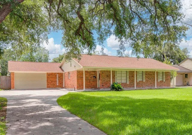 2nd image of 115 S Cedar St, Lake Jackson, TX 77566 | MLS# 24797623