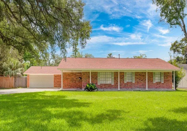 3rd image of 115 S Cedar St, Lake Jackson, TX 77566 | MLS# 24797623
