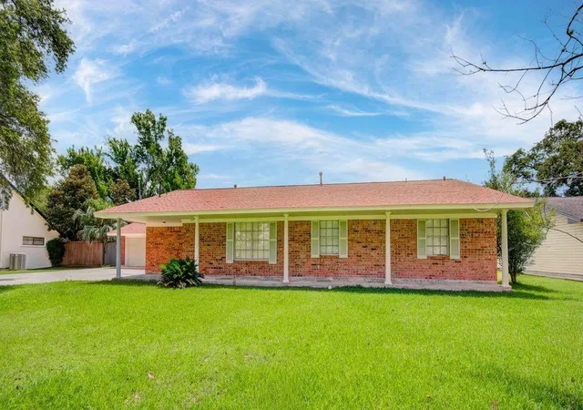 4th image of 115 S Cedar St, Lake Jackson, TX 77566 | MLS# 24797623