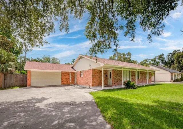 5th image of 115 S Cedar St, Lake Jackson, TX 77566 | MLS# 24797623