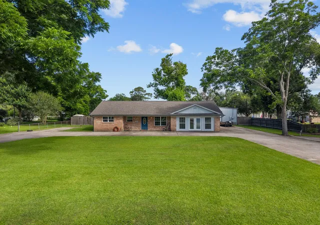 2nd image of 7010 Bluebird Ln, Alvin, TX 77511 | MLS# 81481559