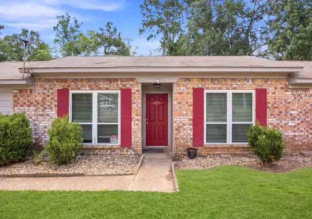 Photo 3 of Single family home for sale at 1835 S 3rd Street, Conroe, TX 77301 | MLS# 11338117 | Listing updated on 2026-09-01