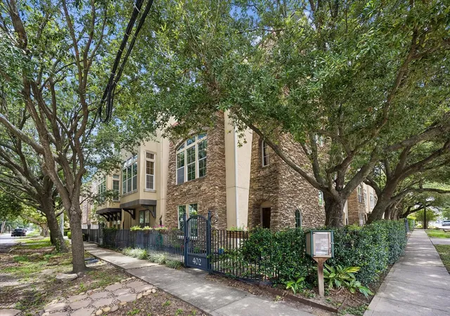 Townhouse for sale at 402 Roy St, Houston, TX 77007 | MLS# 89890222