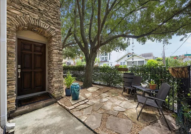 Photo 3 of Townhouse for sale at 402 Roy St, Houston, TX 77007 | MLS# 89890222 | Listing updated on 2026-09-20