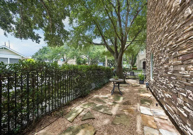 Photo 4 of Townhouse for sale at 402 Roy St, Houston, TX 77007 | MLS# 89890222 | Listing updated on 2026-09-20