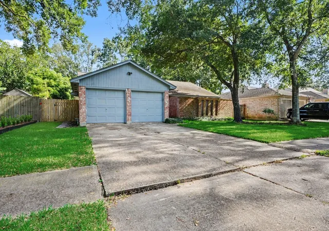 Photo 2 of Single family home for sale at 16207 Havenhurst Dr, Houston, TX 77059 | MLS# 96074774 | Listing updated on 2026-09-10
