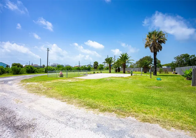 Homes for sale in Crystal Beach, TX | 1051 Pompano Dr, Crystal Beach, TX 77617 | MLS# 82452405
