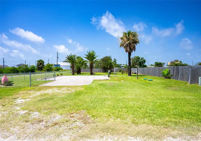Homes for sale in Crystal Beach, TX | 1051 Pompano Dr, Crystal Beach, TX 77617 | MLS# 82452405