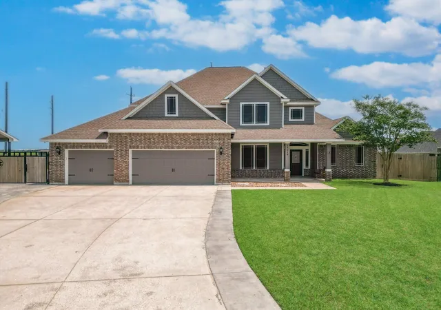 2nd image of 14018 Hawthorne Cir, Baytown, TX 77523 | MLS# 47738338