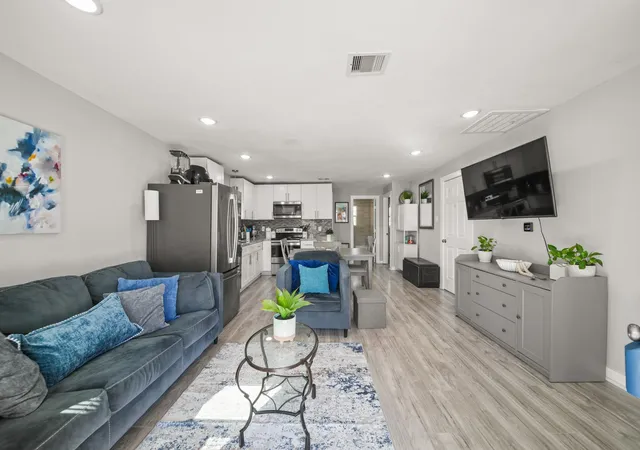 Photo 3 of Single family home for sale at 5605 Colfax St, Houston, TX 77020 | MLS# 58390957 | Listing updated on 2026-09-16