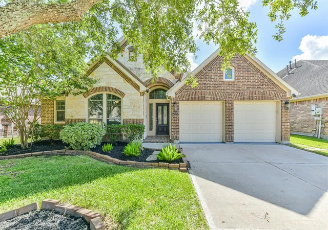 2nd image of 2919 Silhouette Bay Dr, Pearland, TX 77584 | MLS# 63123160