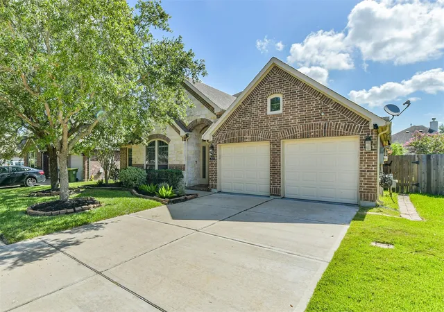 Photo 3 of Sale Pending at 2919 Silhouette Bay Dr, Pearland, TX 77584 | MLS# 63123160 | Listing updated on 2026-09-15