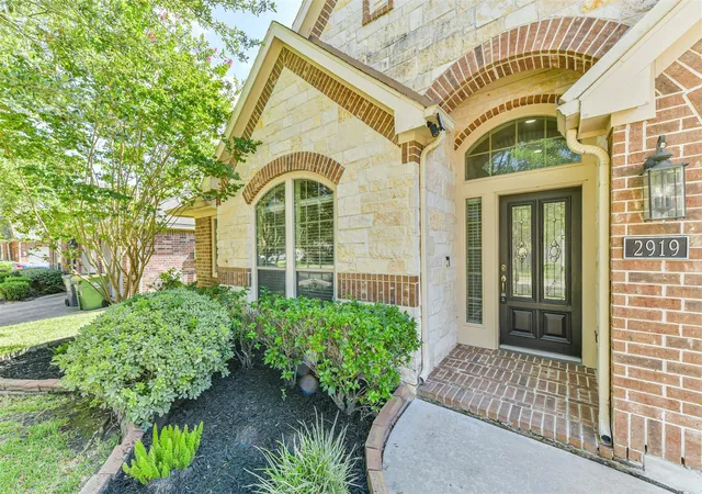 Photo 3 of Sale Pending at 2919 Silhouette Bay Dr, Pearland, TX 77584 | MLS# 63123160 | Listing updated on 2026-09-15