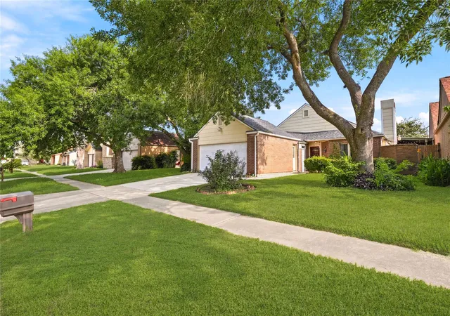 Photo 3 of Single family home for sale at 8226 Misty Ridge Ln, Houston, TX 77071 | MLS# 98201626 | Listing updated on 2026-07-02