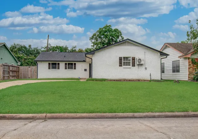 3rd image of 4123 Wuthering Heights Dr, Houston, TX 77045 | MLS# 23989595