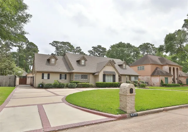 Photo 2 of Single family home for sale at 6235 Rolling Water Dr, Houston, TX 77069 | MLS# 68516327 | Listing updated on 2026-08-25