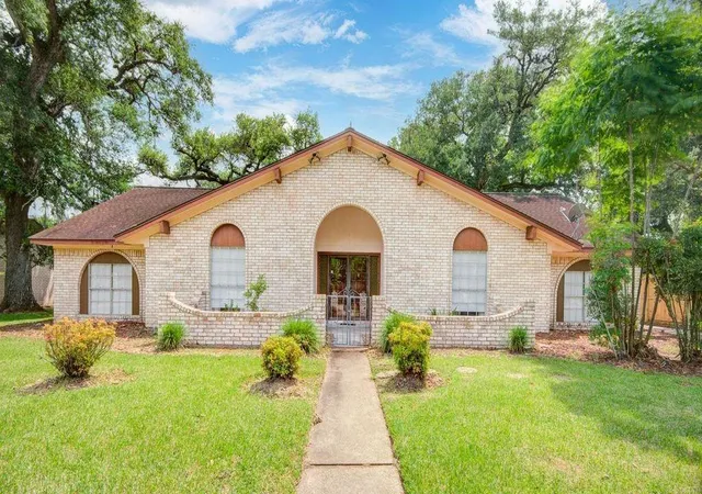 image of 204 Nasturtium St, Lake Jackson, TX 77566 | MLS# 75853420