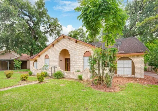 image of 204 Nasturtium St, Lake Jackson, TX 77566 | MLS# 75853420